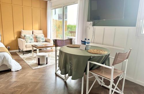 Courseulles-sur-Mer Apartment | La Petite Oasis - pour 2pers - 2km du Centre Juno Beach et plage du Débarquement - 10min à pieds du centre ville & de la plage - balcon - exposition sud - stationnement & wifi gratuits