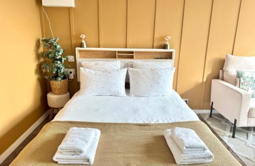 Courseulles-sur-Mer Apartment | La Petite Oasis - pour 2pers - 2km du Centre Juno Beach et plage du Débarquement - 10min à pieds du centre ville & de la plage - balcon - exposition sud - stationnement & wifi gratuits