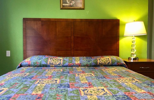 College East Hotel | La Petite Rouge Motel