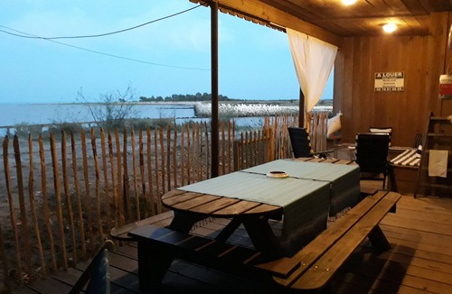 Saint-Vivien-de-Medoc Villa | "La Pointe Pescade" fishermen's hut facing the estuary, swimming pool, air conditioning.