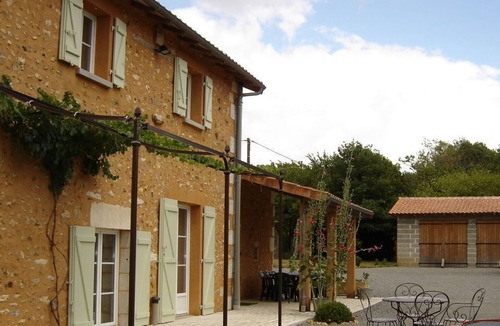 Vitrac-Saint-Vincent Cottage | La Queue Rousse Cottage - Historic Home with Fireplace and Enclosed Garden
