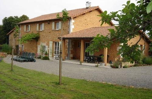 Vitrac-Saint-Vincent Cottage | La Queue Rousse Cottage - Historic Home with Fireplace and Enclosed Garden