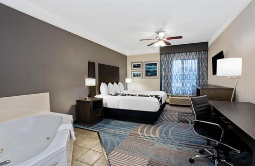 Conroe Hotel | La Quinta by Wyndham Conroe