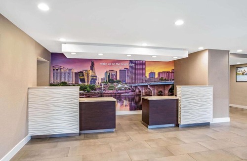 Windsor Locks Hotel | La Quinta by Wyndham Hartford Bradley Airport