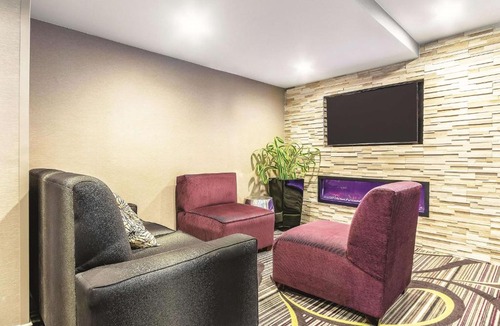 Windsor Locks Hotel | La Quinta by Wyndham Hartford Bradley Airport