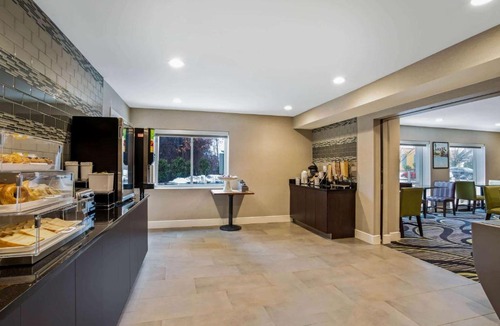 Windsor Locks Hotel | La Quinta by Wyndham Hartford Bradley Airport
