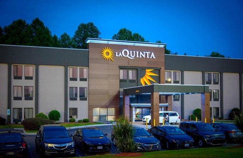 Cape Fear Hotel | La Quinta Inn & Suites by Wyndham Fayetteville I-95