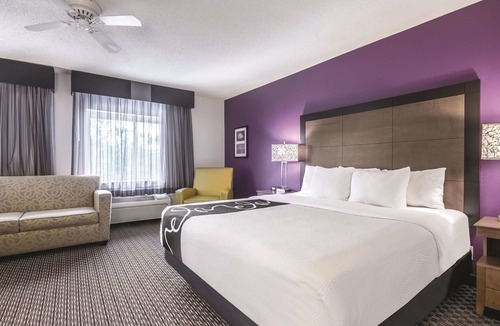Windsor Locks Hotel | La Quinta Inn & Suites by Wyndham Hartford - Bradley Airport