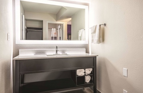 Windsor Locks Hotel | La Quinta Inn & Suites by Wyndham Hartford - Bradley Airport