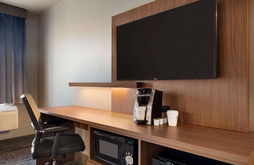 Springfield Hotel | La Quinta Inn & Suites by Wyndham Springfield