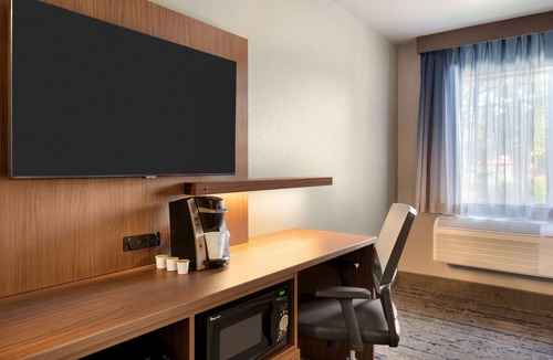 Springfield Hotel | La Quinta Inn & Suites by Wyndham Springfield