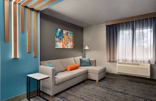 Springfield Hotel | La Quinta Inn & Suites by Wyndham Springfield