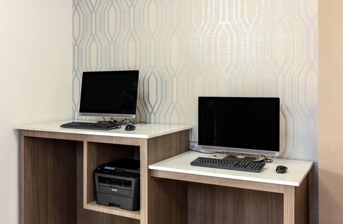 The Section Seven Hotel | La Quinta Inn & Suites by Wyndham Las Vegas Red Rock