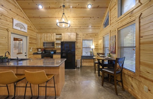 Broken Bow Cabin | LA ROCA - Luxury Cabin for Couples | Hot Tub, Outdoor Fireplace, Walk to Dining!
