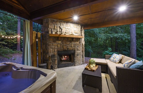 Broken Bow Cabin | LA ROCA - Luxury Cabin for Couples | Hot Tub, Outdoor Fireplace, Walk to Dining!