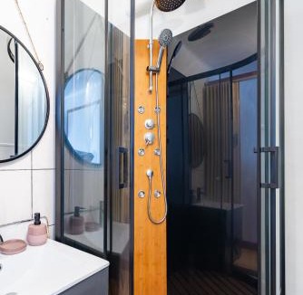 Bourbonne-les-Bains Apartment | La Rosée - Studio Zen à 50m des Thermes - Vue Casino, SDD hydromassante, Smart TV