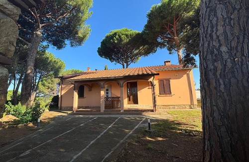 Casale Marittimo Apartment | La Rosa Dei Venti Scirocco Apartment nestled in the Tuscan countryside