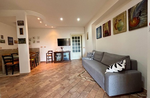 Casale Marittimo Apartment | La Rosa Dei Venti Scirocco Apartment nestled in the Tuscan countryside