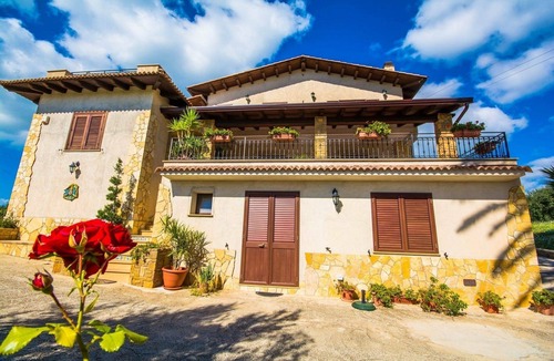 Sciacca Apartment | La Rosa Rossa apartment in villa with garden and wonderful panoramic view
