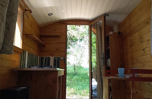 Saint-Pierre-de-Curtille Bed & Breakfast | La Roulotte by Maison Maliga