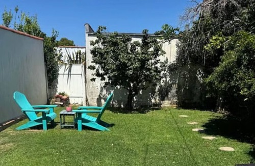 Carthay Circle Apartment | LA's Duplex central location, sought after area. Private room with en-suite bath