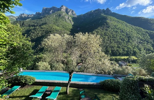 Colletta House | La Scala Sleeps 4 with Mountain Views