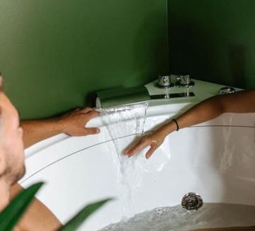 Uzerche Apartment | La Suite Chammarzt - Insolite - Escapade à deux -JungleRoom - baignoire balnéo privative - centre historique