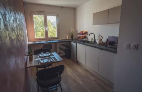Annemasse Apartment | La Suite Interstellar - Cinéma Room & Balnéo