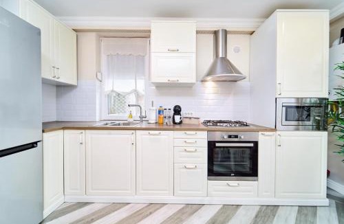 Dumbravita Apartment | La Vie en Rose Chic French-Style Apartment with Parking in Timisoara