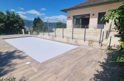 Menthon-Saint-Bernard Villa | La Villa Cosy, en Plein Cœur du Village, Piscine Privée, 10 à Pied du lac !