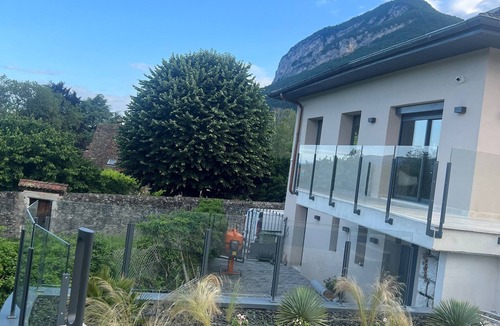 Menthon-Saint-Bernard Villa | La Villa Cosy, en Plein Cœur du Village, Piscine Privée, 10 à Pied du lac !