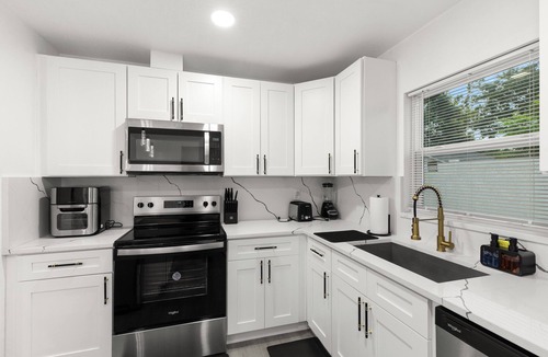 Anona House | La Villa Gris – 4BR Coastal Retreat Near Clearwater & Gulf Beaches
