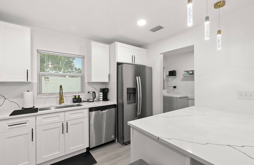 Anona House | La Villa Gris – 4BR Coastal Retreat Near Clearwater & Gulf Beaches