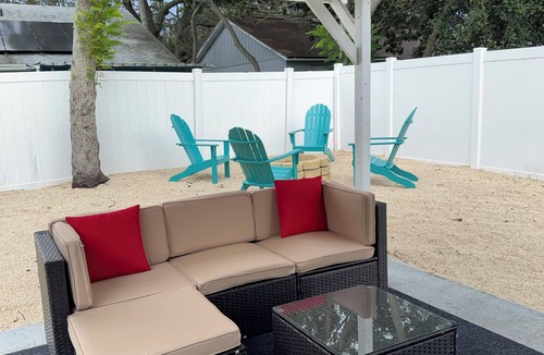 Anona House | La Villa Gris – 4BR Coastal Retreat Near Clearwater & Gulf Beaches