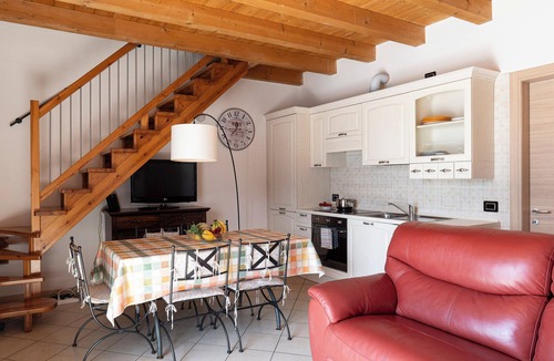 Plassi Apartment | La Villetta - Perfect holiday home with garden, lake view and pool