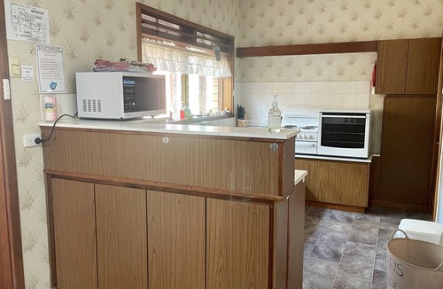Kingscote House | Lacey’s Holiday House - 5 minute walk to town precinct