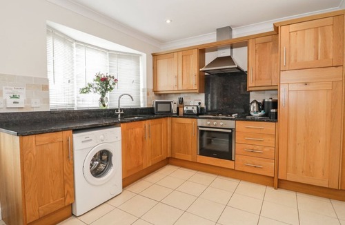 Bridgwater Cottage | LADYBIRD, WiFi, lakeside, Bridgwater
