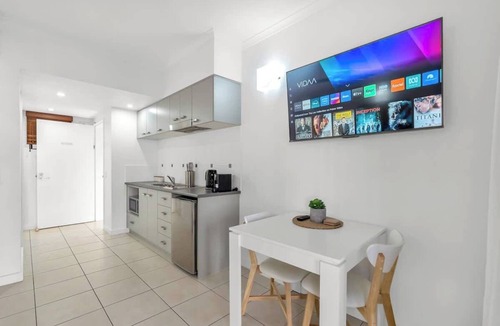 Trinity Beach Apartment | Lagoon Lookout—Poolside Studio near Trinity Beach