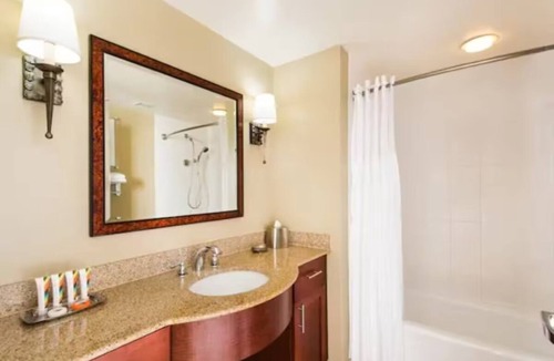 Waikiki Resort | Lagoon Tower 2 Bedroom Premier -2BXCondo with a hot tub, near Waikiki Beach Walk