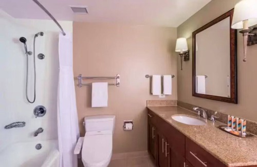Waikiki Resort | Lagoon Tower 2 Bedroom Premier -2BXCondo with a hot tub, near Waikiki Beach Walk
