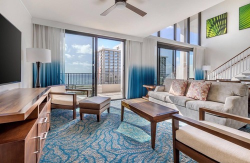 Waikiki Resort | Lagoon Tower 2 Bedroom Premier -2BXCondo with a hot tub, near Waikiki Beach Walk