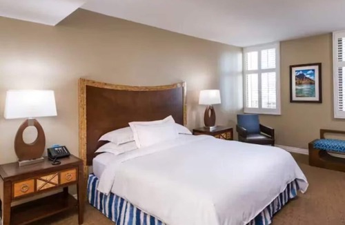 Waikiki Resort | Lagoon Tower 2 Bedroom Premier -2BXCondo with a hot tub, near Waikiki Beach Walk