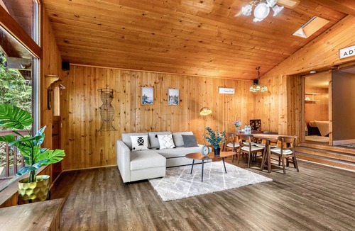 Black Diamond Cabin | Lake access cabin near trails and spring