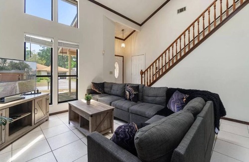 Arlington Villa | Lake Access Gem! 4Bd 2Ba High Ceiling /Peaceful Oasis Near Dwntwn Jacksonville