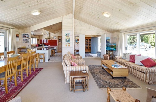 Ohau House | Lake and Mountain Views - excellent skiing, tramping, cycling and water sports