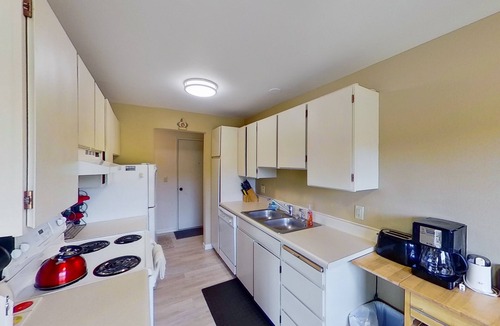 Chelan Condo | Lake and mountainview condo with washer/dryer & patio - close to town & water