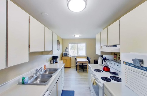 Chelan Condo | Lake and mountainview condo with washer/dryer & patio - close to town & water
