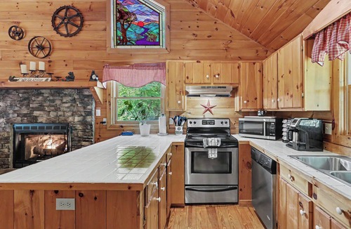 Necowa Cove Cabin | LAKE BLUE RIDGE VIEW & ACCESS, POOL TBL, PROJECTOR, FIRE PIT, HOT TUB, DOGS OKAY