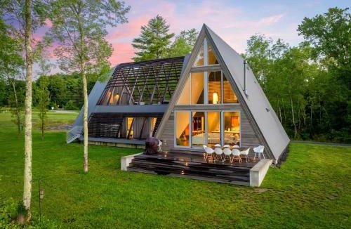 Castleton House | Lake Bomoseen - Lake Access, Fire Pit & BBQ