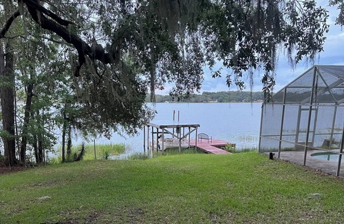 Pomona Park Cabin | Lake Broward rustic cabin with pool!